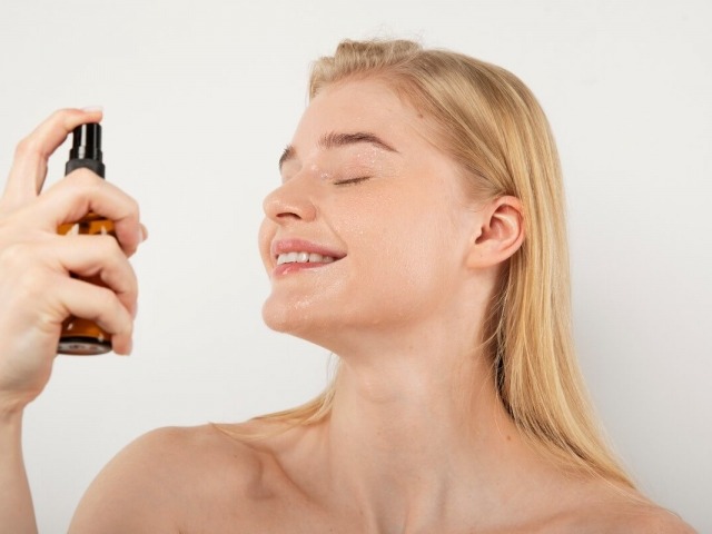 Njega dehidrirane kože hidrolatima: prirodni eliksiri za svježinu vašeg lica